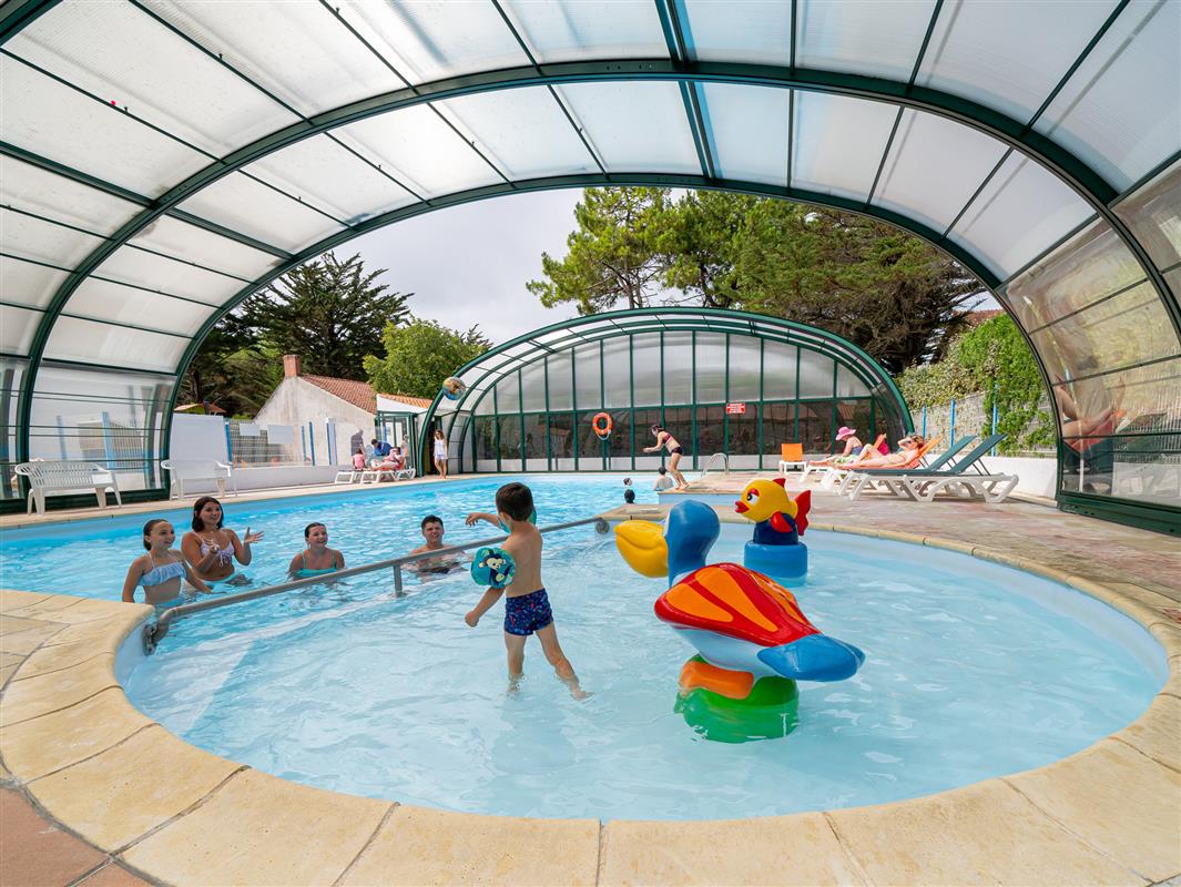 Pourquoi choisir un camping avec une piscine couverte pour vos vacances à l’île d’Yeu ?